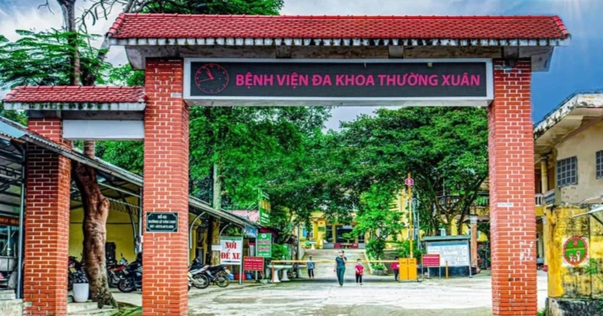 Bác sĩ bị điều chuyển công tác vì “xem bóng đá” khi đang siêu âm Bác sĩ bị điều chuyển công tác vì "xem bóng đá" khi đang siêu âm