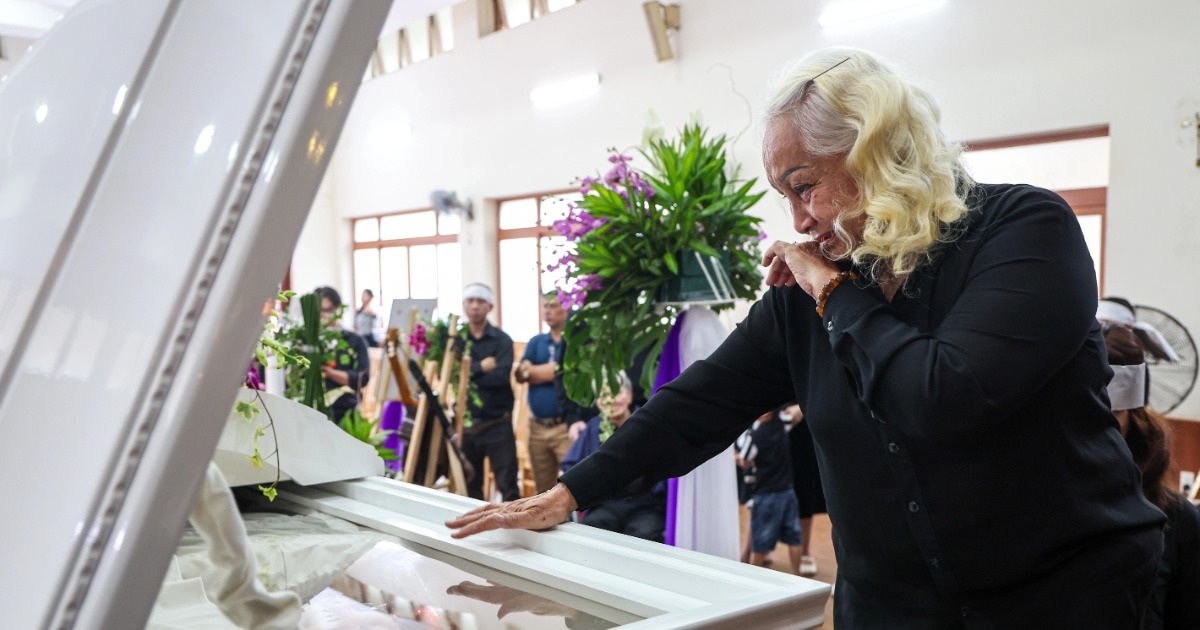 Bạn bè, đồng nghiệp xúc động trước linh cữu nhạc sĩ Thế Hiển Bạn bè, đồng nghiệp xúc động trước linh cữu nhạc sĩ Thế Hiển