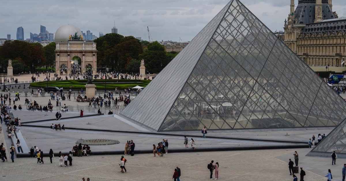 Bảo tàng Louvre bị cướp đột nhập, mất nhiều trang sức giá trị Bảo tàng Louvre bị cướp đột nhập, mất nhiều trang sức giá trị