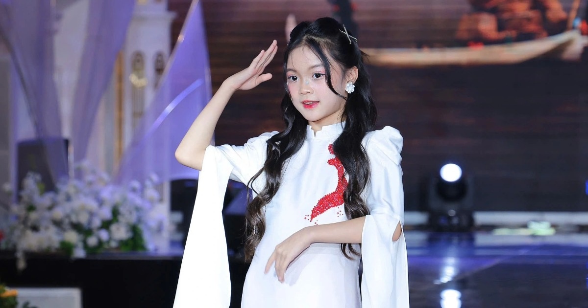 Bé Ghến “Đi giữa trời rực rỡ” trình diễn áo dài thu hút ánh nhìn Bé Ghến “Đi giữa trời rực rỡ” trình diễn áo dài thu hút ánh nhìn