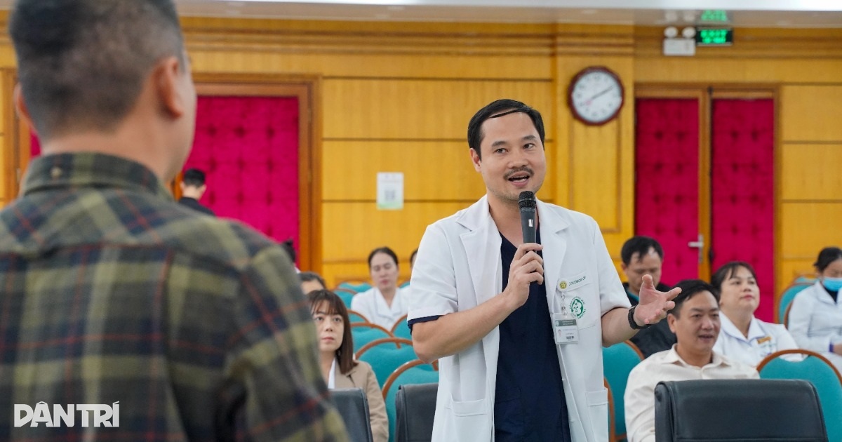 "Blouse trắng" Bạch Mai học chụp ảnh, viết tin cùng chuyên gia báo Dân trí