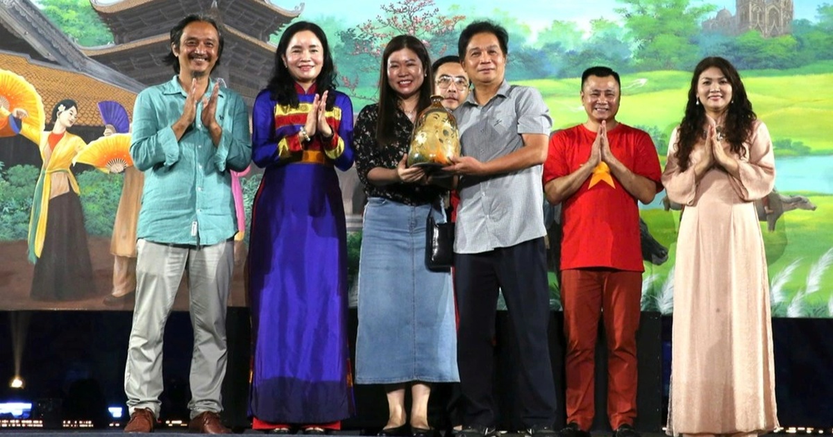Bộ Văn hóa quyên góp gần 4,3 tỷ đồng ủng hộ đồng bào bị thiệt hại do bão lũ Bộ Văn hóa quyên góp gần 4,3 tỷ đồng ủng hộ đồng bào bị thiệt hại do bão lũ