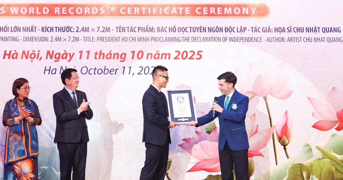 Bức tranh sơn mài “Bác Hồ đọc Tuyên ngôn Độc lập” được trao kỷ lục Guinness Bức tranh sơn mài "Bác Hồ đọc Tuyên ngôn Độc lập" được trao kỷ lục Guinness