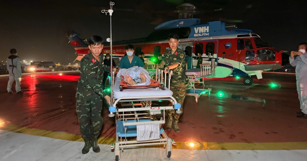 Cận cảnh trực thăng cấp cứu xuyên đêm xé bão đưa người bệnh về đất liền Cận cảnh trực thăng cấp cứu xuyên đêm xé bão đưa người bệnh về đất liền