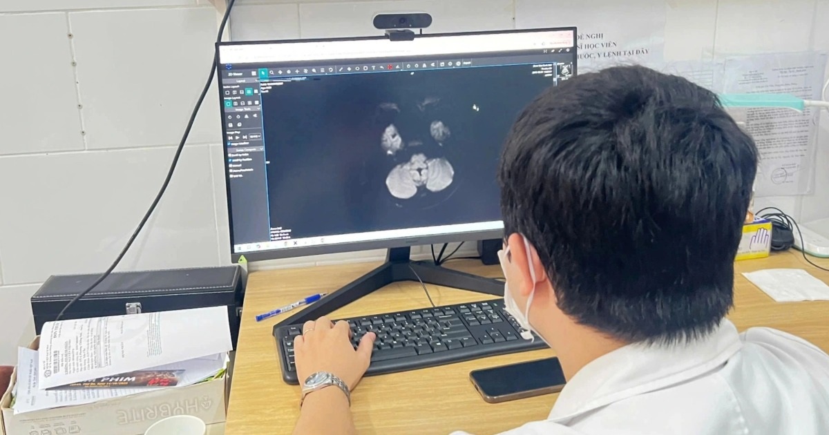 Cậu bé 15 tuổi chân tay co quắp, co giật vì thuốc lá điện tử Cậu bé 15 tuổi chân tay co quắp, co giật vì thuốc lá điện tử