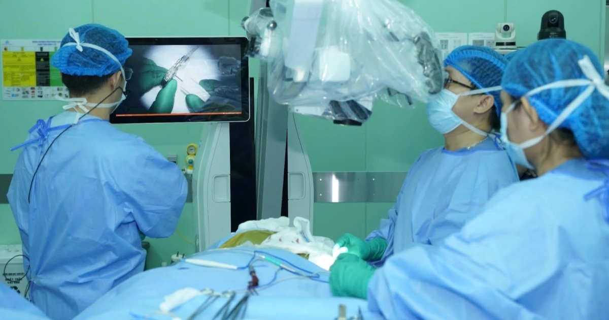 Chàng trai 17 tuổi được thực hiện ca phẫu thuật “lần đầu tiên” ở VIệt Nam Chàng trai 17 tuổi được thực hiện ca phẫu thuật "lần đầu tiên" ở VIệt Nam