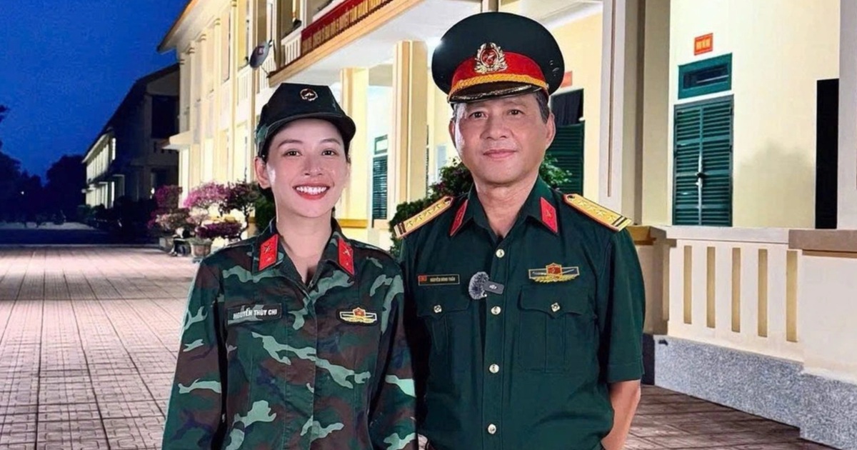 Chi Pu hạnh phúc khi được mặc quân phục cùng với bố là Đại tá Chi Pu hạnh phúc khi được mặc quân phục cùng với bố là Đại tá