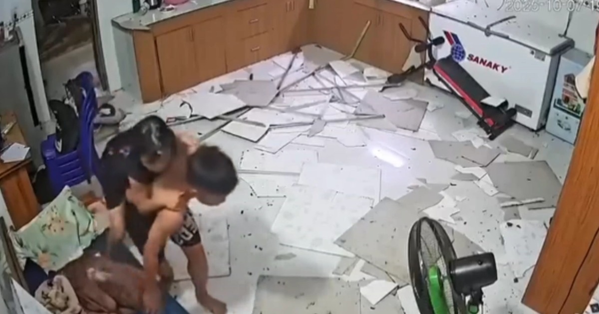Clip “bé trai bình tĩnh cứu em gái sau tai nạn bất ngờ” nổi bật tuần qua Clip “bé trai bình tĩnh cứu em gái sau tai nạn bất ngờ” nổi bật tuần qua