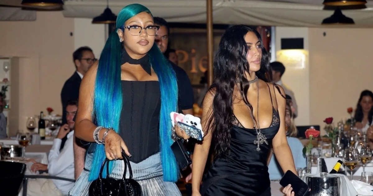 Con gái 12 tuổi của Kim Kardashian nhuộm răng đen, để tóc xanh