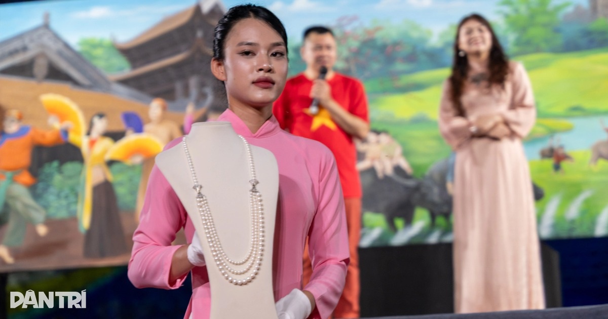 Đấu giá các tác phẩm nghệ thuật thu 2,5 tỷ đồng ủng hộ đồng bào bão lũ Đấu giá các tác phẩm nghệ thuật thu 2,5 tỷ đồng ủng hộ đồng bào bão lũ
