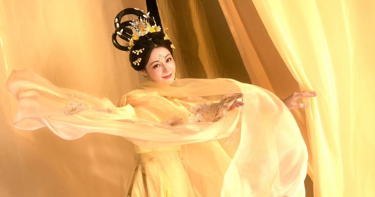 Địch Lệ Nhiệt Ba biến thành Hằng Nga, thu hút hơn 100 triệu lượt xem Địch Lệ Nhiệt Ba biến thành Hằng Nga, thu hút hơn 100 triệu lượt xem