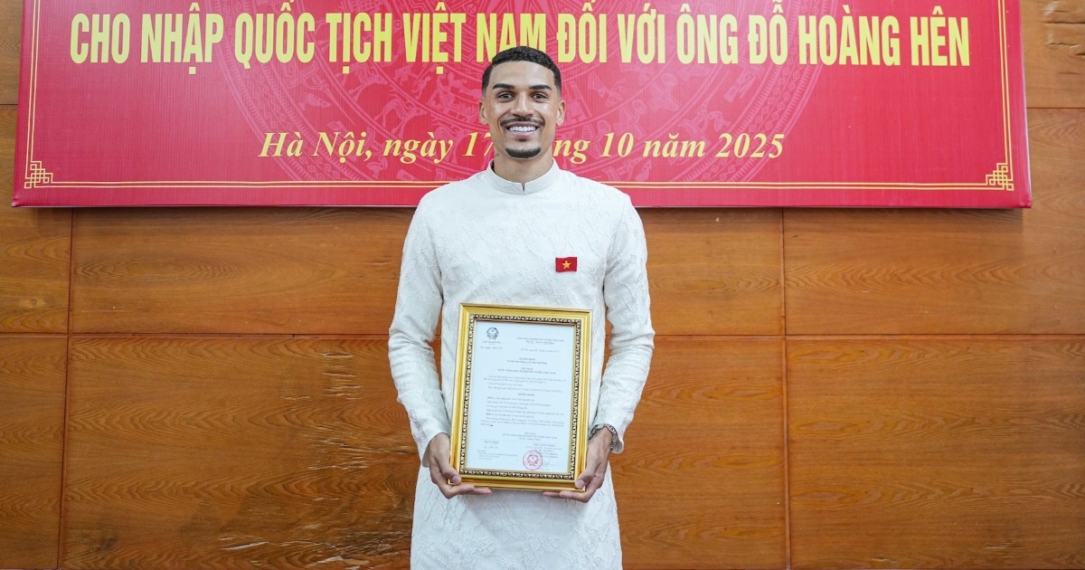Đỗ Hoàng Hên hát Quốc ca, nói lời xúc động trong ngày nhận quốc tịch Đỗ Hoàng Hên hát Quốc ca, nói lời xúc động trong ngày nhận quốc tịch