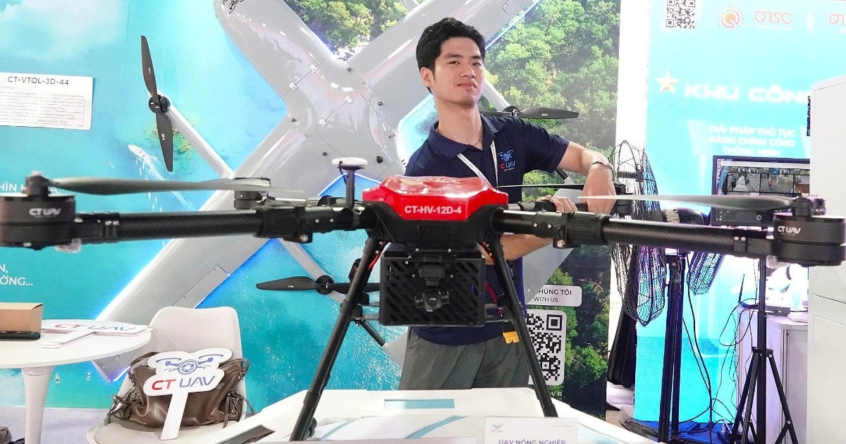 Drone siêu nhẹ, chip AI xuất hiện tại triển lãm mừng Đại hội Đảng bộ TPHCM Drone siêu nhẹ, chip AI xuất hiện tại triển lãm mừng Đại hội Đảng bộ TPHCM