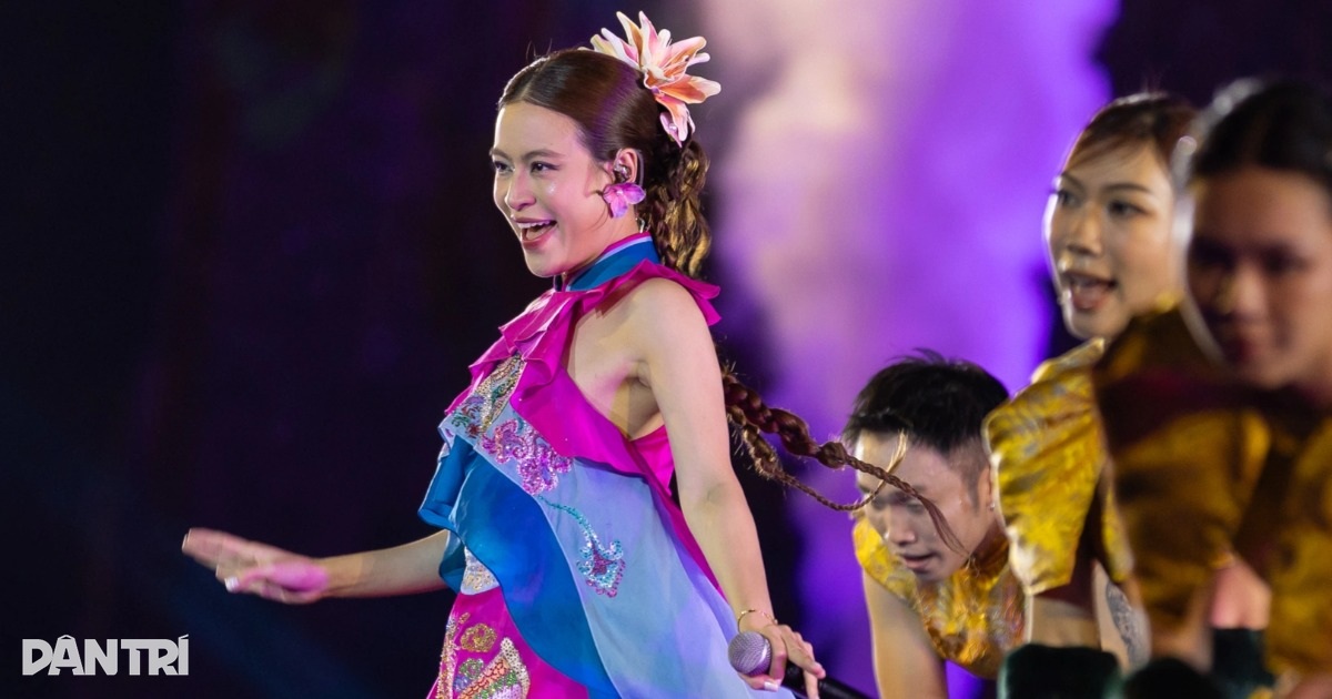 Hoàng Thùy Linh đem bản hit trăm triệu views lên sân khấu lễ hội thế giới Hoàng Thùy Linh đem bản hit trăm triệu views lên sân khấu lễ hội thế giới