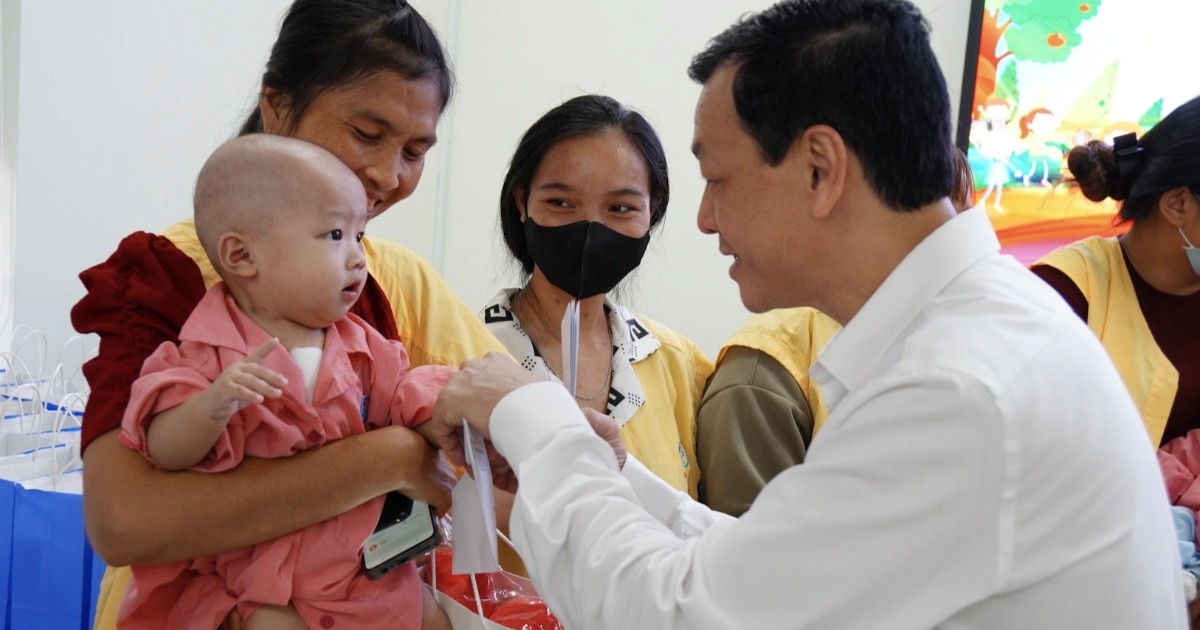 Khi bệnh viện điều trị chuyên sâu người lớn tổ chức Trung thu cho… trẻ em Khi bệnh viện điều trị chuyên sâu người lớn tổ chức Trung thu cho… trẻ em