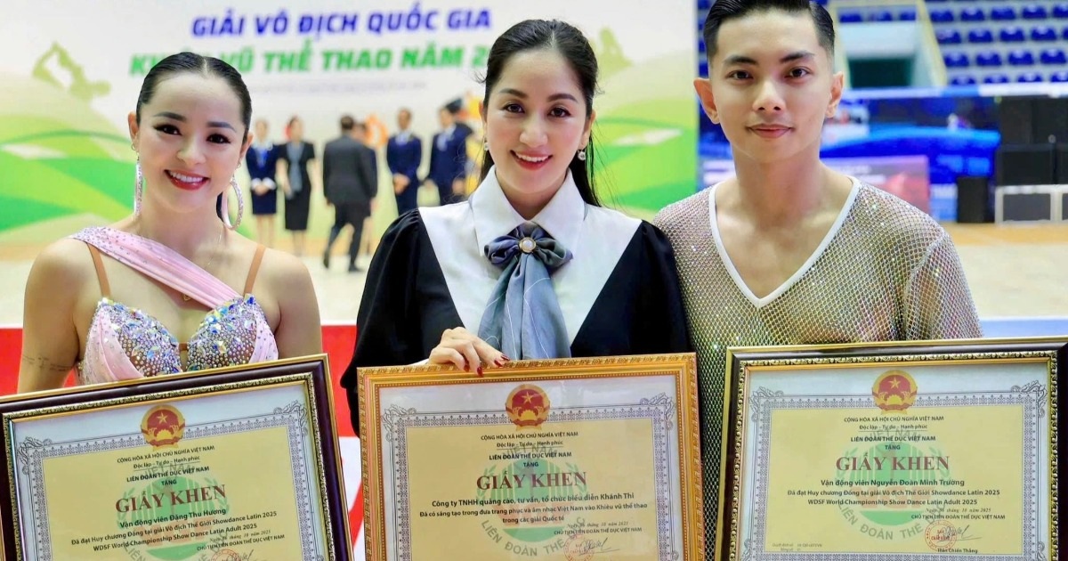 Khoảnh khắc Phan Hiển quỳ xuống hôn tay Khánh Thi khi nhận huy chương Khoảnh khắc Phan Hiển quỳ xuống hôn tay Khánh Thi khi nhận huy chương