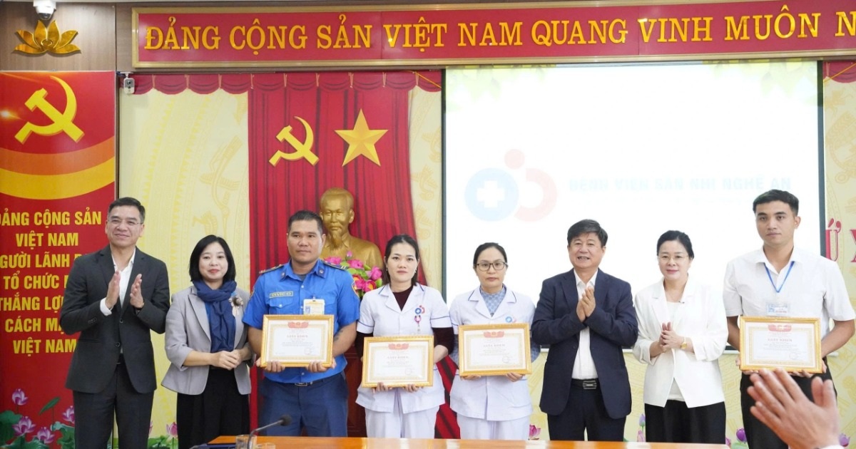 Lãnh đạo Bộ Y tế thăm, tặng quà 8 nhân viên y tế Bệnh viện Sản Nhi Nghệ An