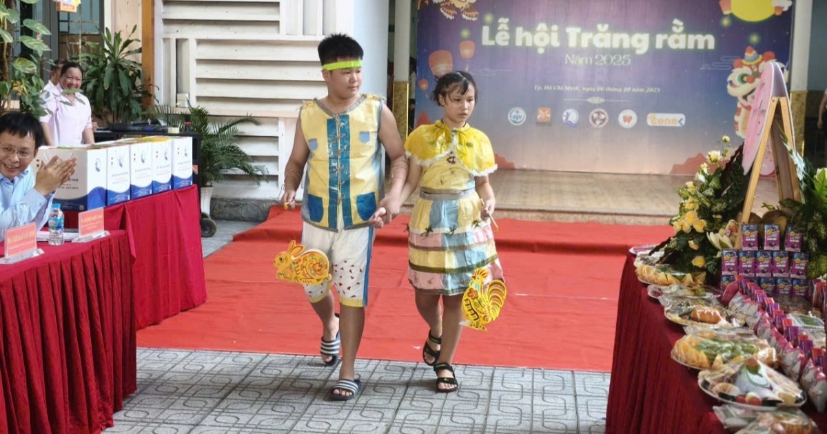 “Lễ hội trăng rằm” ấm áp của hàng trăm trẻ tự kỷ, mồ côi ở TPHCM "Lễ hội trăng rằm" ấm áp của hàng trăm trẻ tự kỷ, mồ côi ở TPHCM