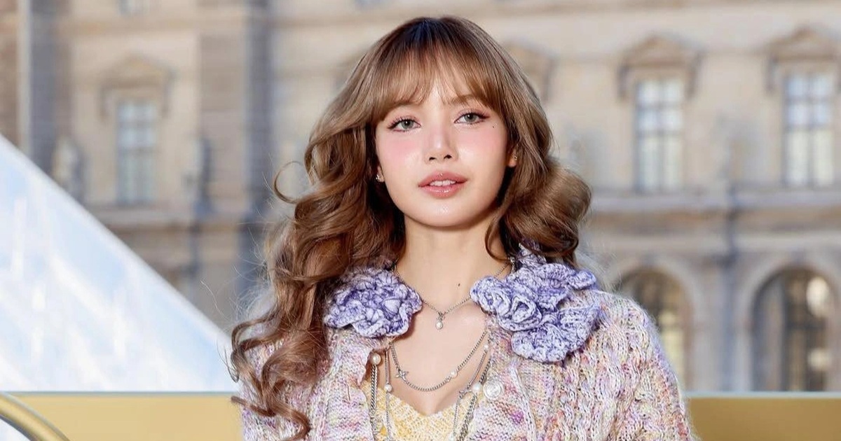 Lisa (Blackpink) xuất hiện quyến rũ tại Tuần lễ thời trang Paris