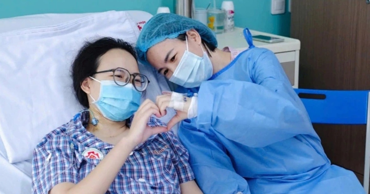 Mẹ hiến gan cứu con gái 17 tuổi Mẹ hiến gan cứu con gái 17 tuổi