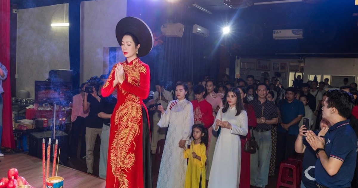 NSND Trịnh Kim Chi dành toàn bộ tiền trong lễ cúng Tổ hỗ trợ bà con vùng lũ NSND Trịnh Kim Chi dành toàn bộ tiền trong lễ cúng Tổ hỗ trợ bà con vùng lũ