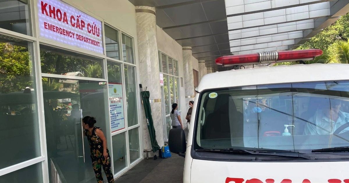 Nam sinh lớp 8 ở TPHCM rơi từ tầng 2 trường học, vào hai bệnh viện cấp cứu Nam sinh lớp 8 ở TPHCM rơi từ tầng 2 trường học, vào hai bệnh viện cấp cứu