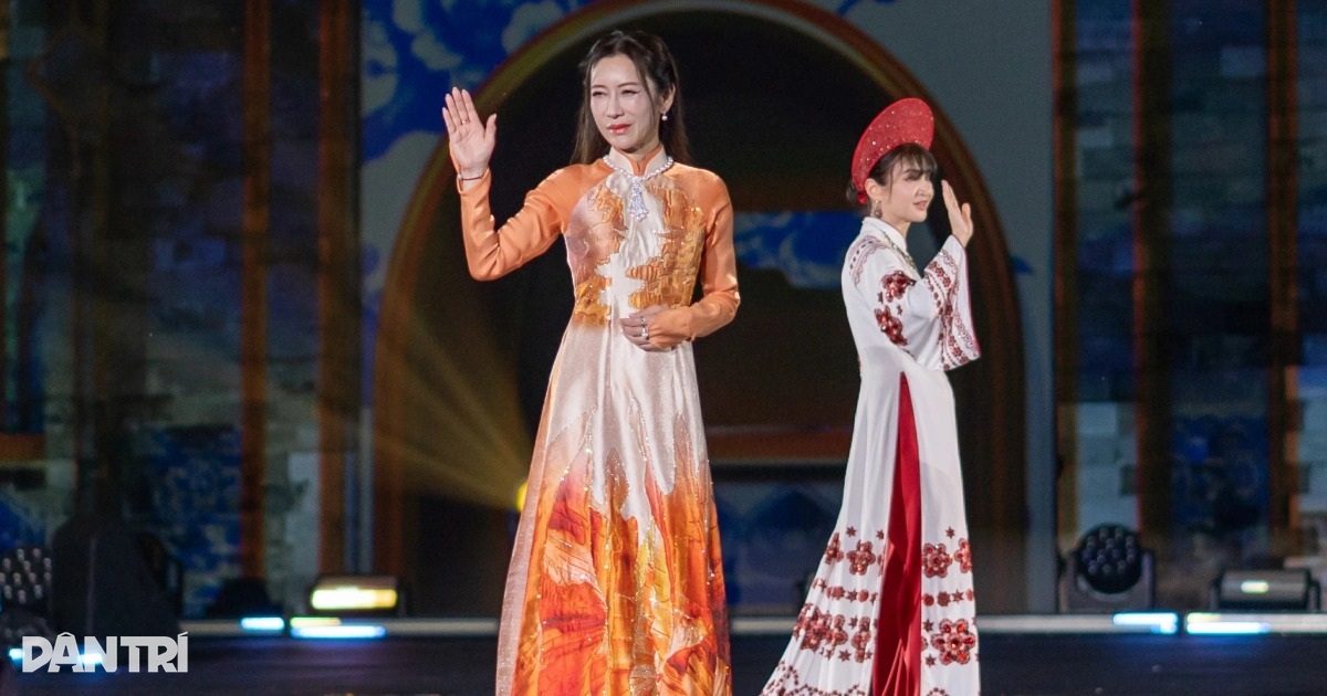 Phu nhân Đại sứ Mỹ, Nhật Bản và nhiều quốc gia trình diễn áo dài Việt Nam Phu nhân Đại sứ Mỹ, Nhật Bản và nhiều quốc gia trình diễn áo dài Việt Nam
