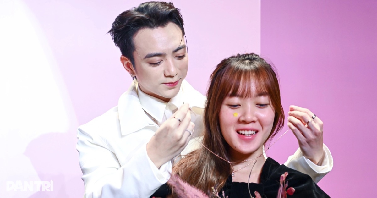 SOOBIN hóa hoàng tử áo trắng đeo trang sức cho khán giả nữ SOOBIN hóa hoàng tử áo trắng đeo trang sức cho khán giả nữ