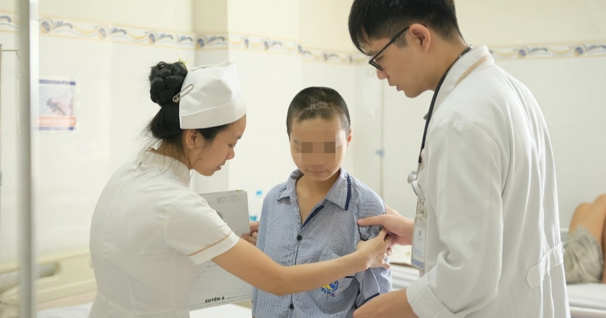 Sau tiếng động lớn, gia đình phát hiện cô gái 16 tuổi nguy kịch ở phòng tắm Sau tiếng động lớn, gia đình phát hiện cô gái 16 tuổi nguy kịch ở phòng tắm