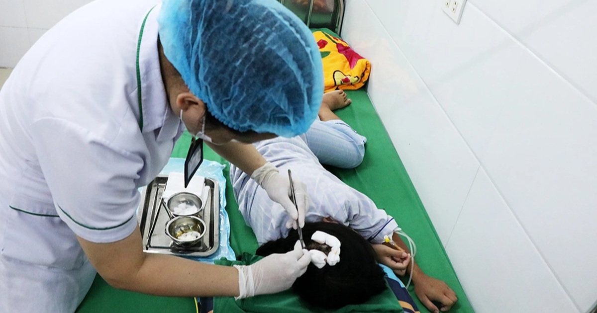 Sức khỏe của bé bị cha dượng dùng búa đánh vào đầu hiện ra sao? Sức khỏe của bé bị cha dượng dùng búa đánh vào đầu hiện ra sao?