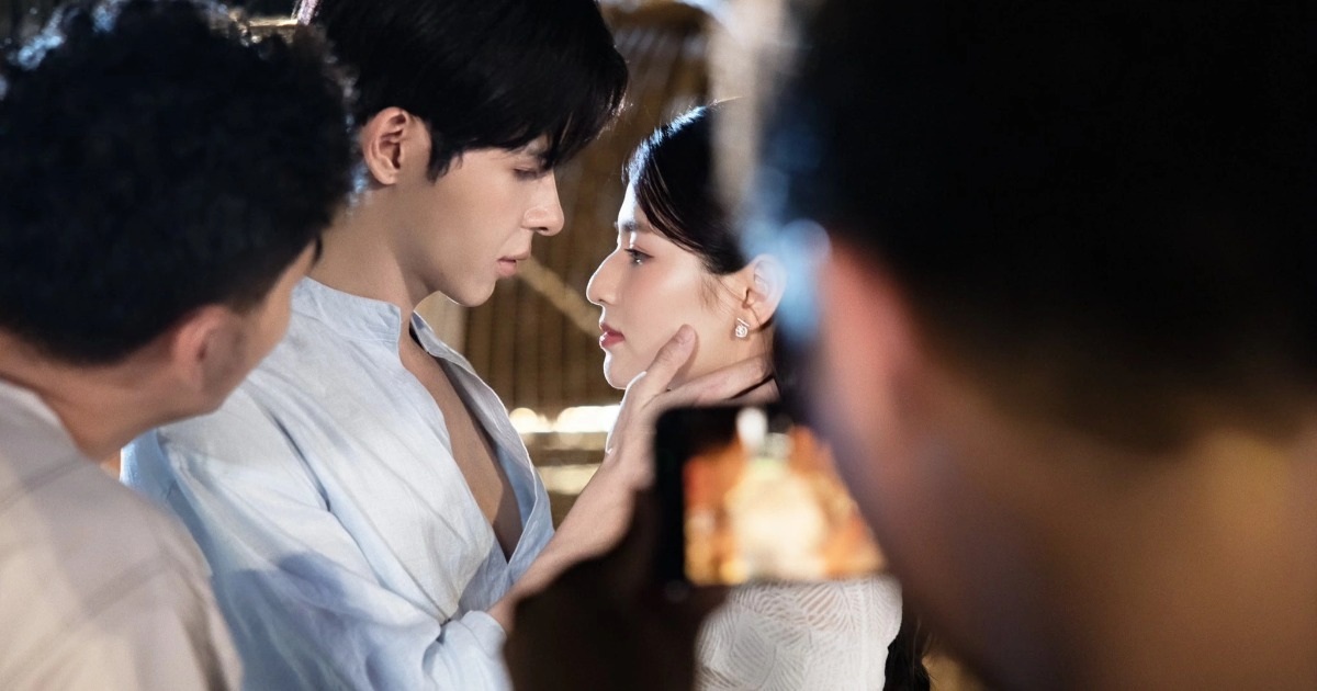“Tổng tài” Denis Đặng tiết lộ cảnh nóng với Việt Hoa, bất ngờ vì bị… ném đá "Tổng tài" Denis Đặng tiết lộ cảnh nóng với Việt Hoa, bất ngờ vì bị… ném đá