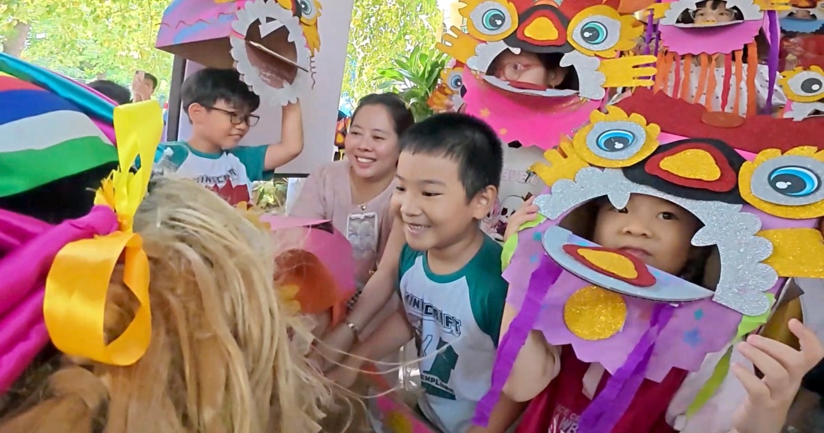 Trẻ nhỏ Hà Nội thích thú việc tự tay chế tác Nghê Việt đón Trung thu