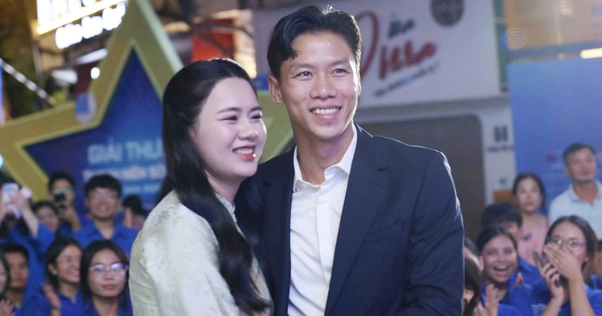 Vợ chồng cầu thủ Quế Ngọc Hải được tuyên dương “Gia đình trẻ hạnh phúc” Vợ chồng cầu thủ Quế Ngọc Hải được tuyên dương "Gia đình trẻ hạnh phúc"