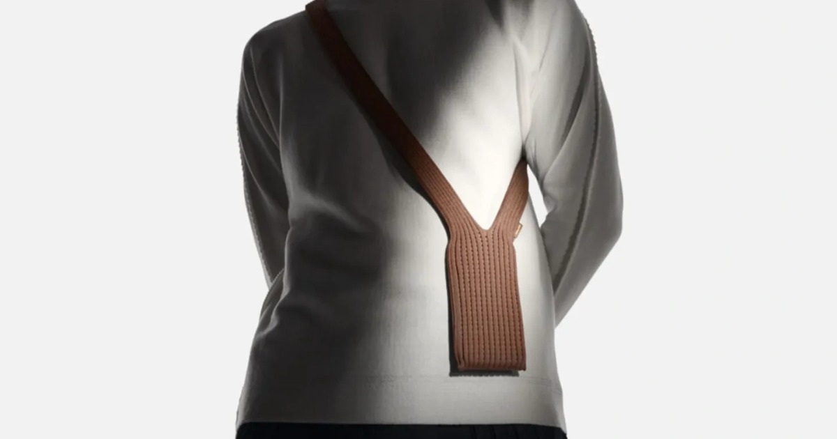 Apple gây tranh cãi vì bán túi đeo iPhone giá 230 USD