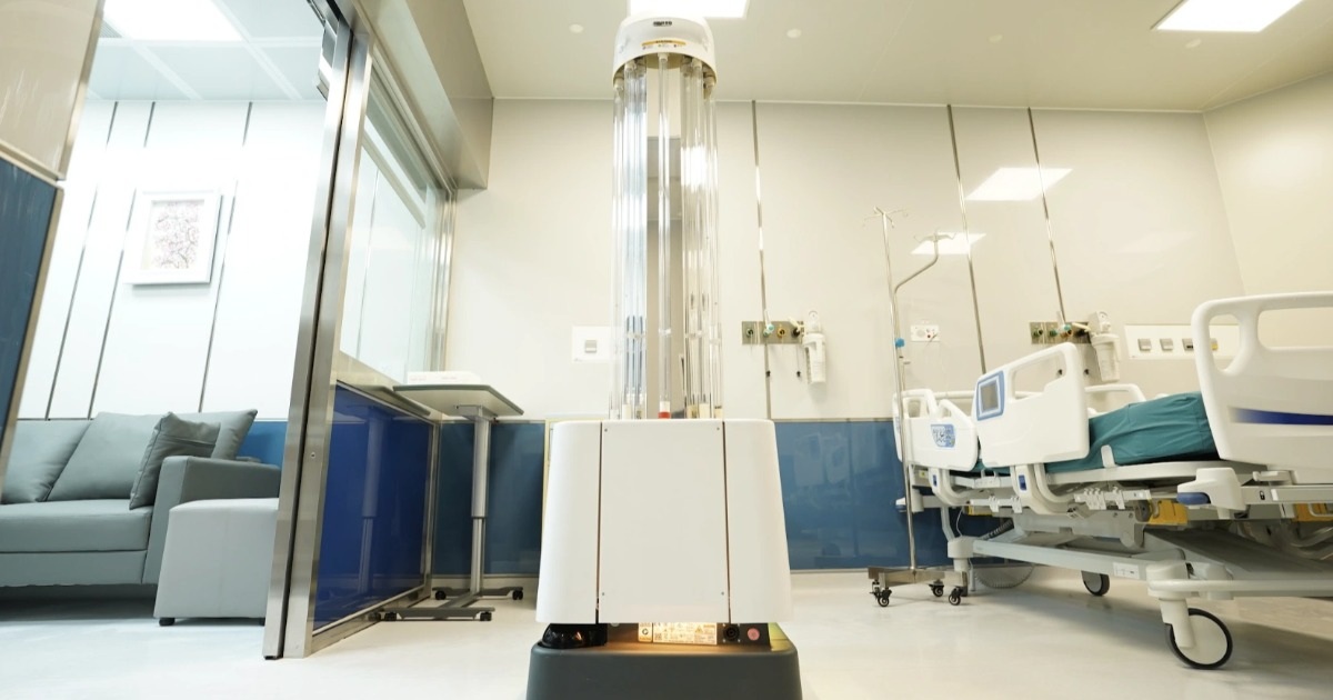 Bệnh viện công đầu tiên ở Việt Nam có 2 robot khử khuẩn công nghệ mới UV