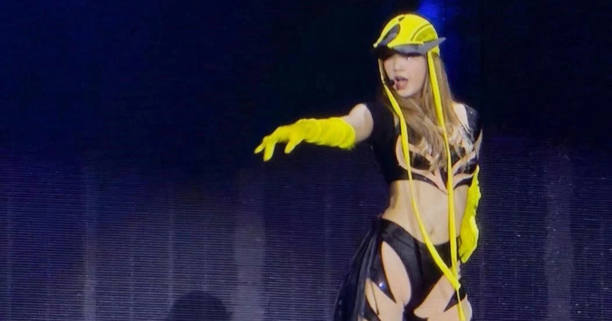 Bộ trang phục biểu diễn “mặc như không mặc” của Lisa gây tranh cãi