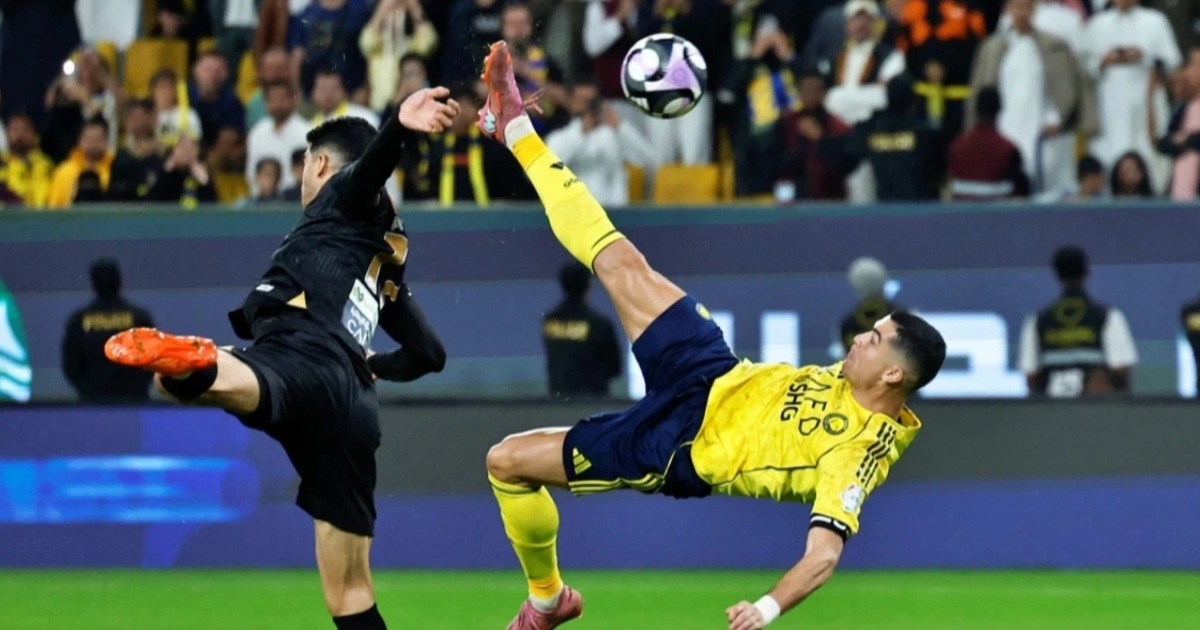 C.Ronaldo và Messi thi nhau khiến làng túc cầu dậy sóng