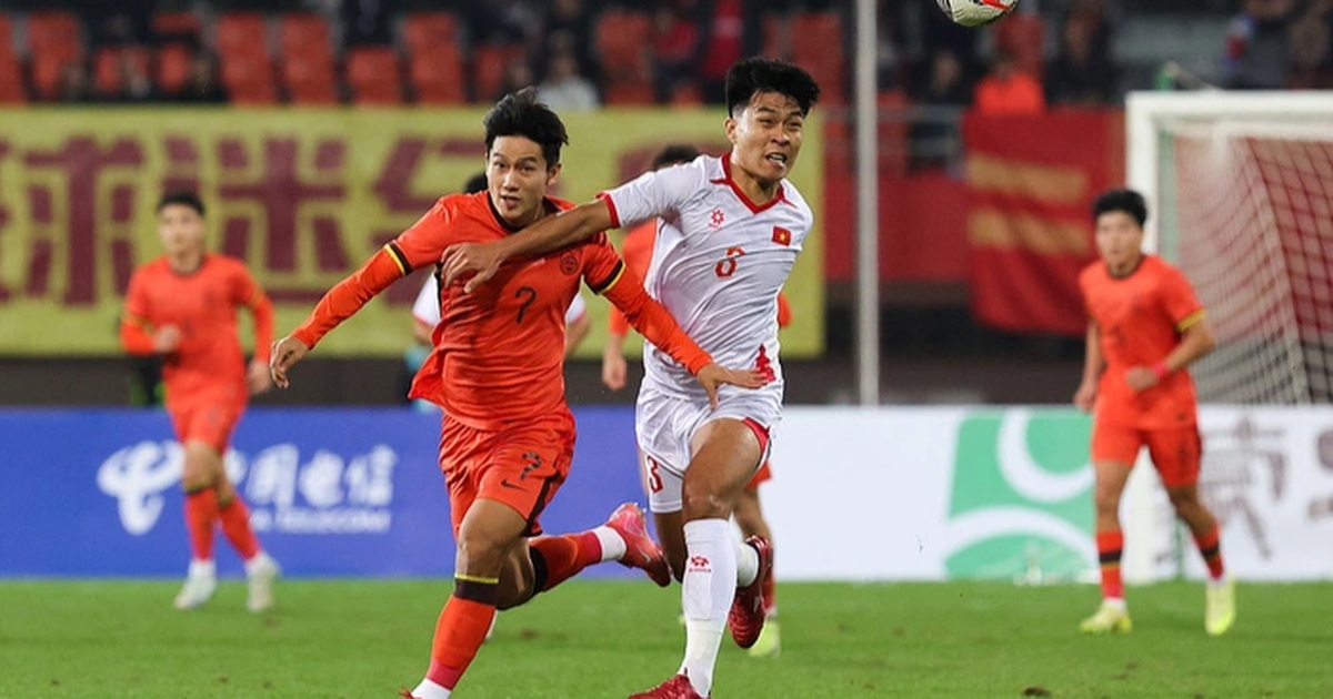 Cầu thủ Trung Quốc gây tranh cãi với pha xử lý lạ ở trận thua U22 Việt Nam