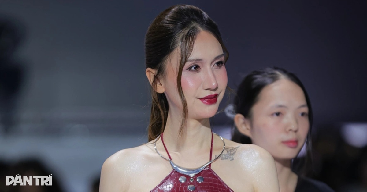 “Chị đẹp” Lynk Lee khoe nét nữ tính trên sàn diễn thời trang