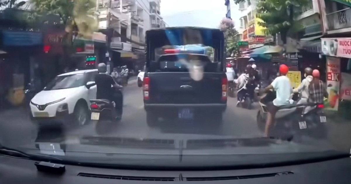 Clip “xe cảnh sát mở đường hỗ trợ đưa người đi cấp cứu” nổi bật tuần qua