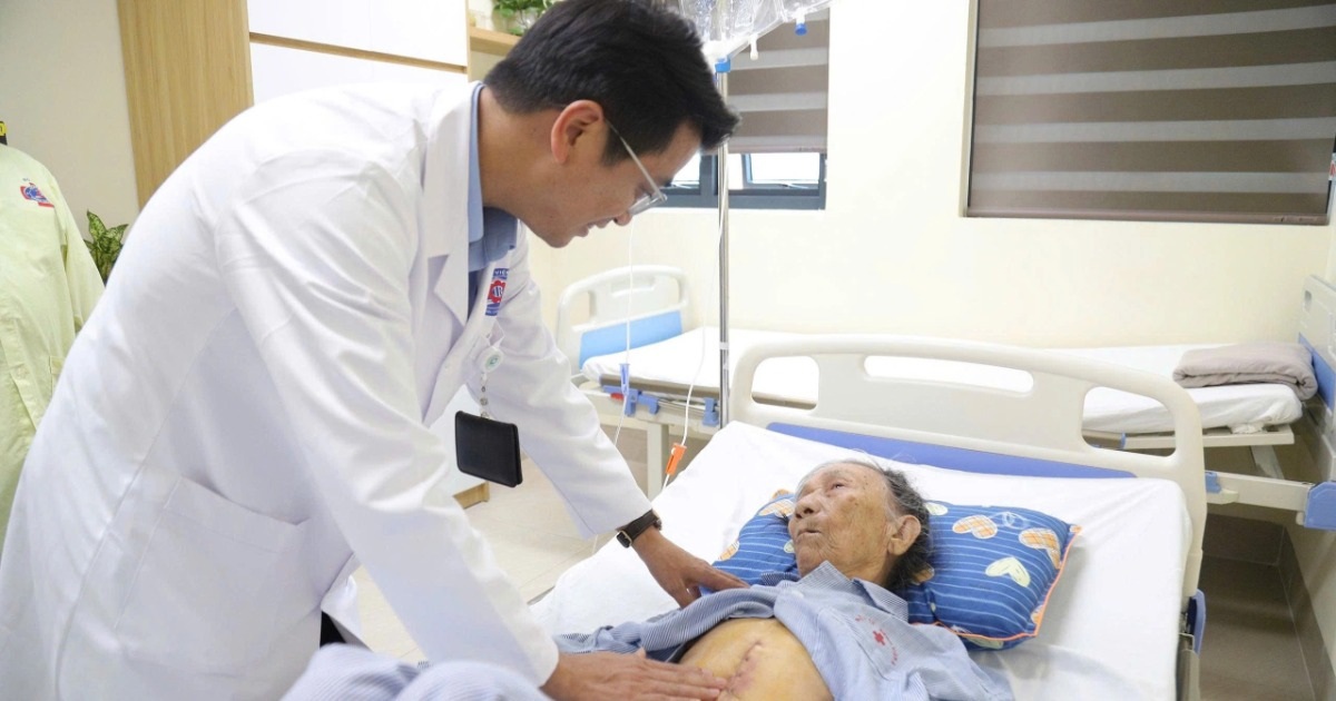 Đau âm ỉ vùng thượng vị, cụ bà 96 tuổi phát hiện ung thư dạ dày