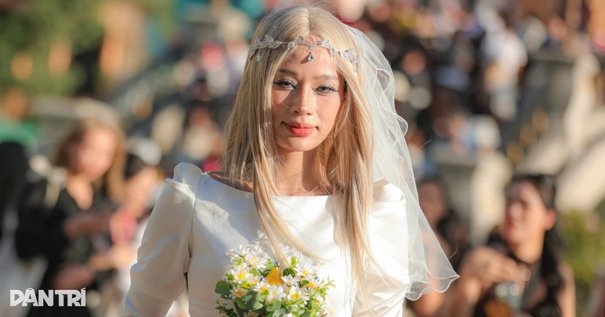 Fan mặc váy cô dâu đi gặp G-Dragon tại đêm nhạc ở Hưng Yên