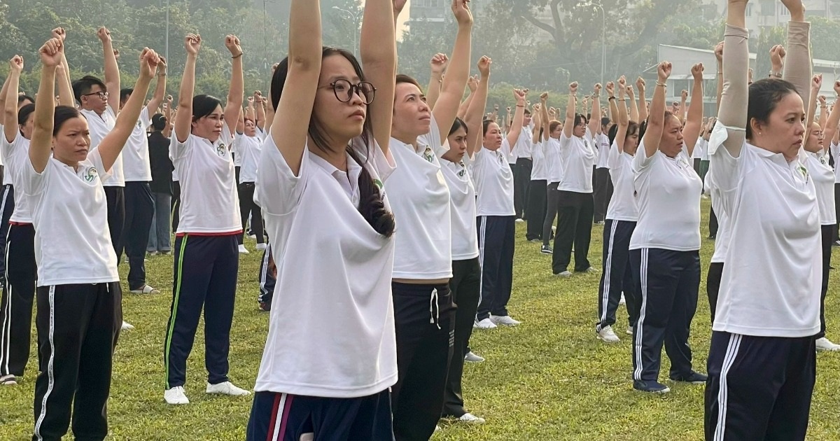Hàng nghìn người đồng diễn dưỡng sinh từ tinh mơ tại TPHCM