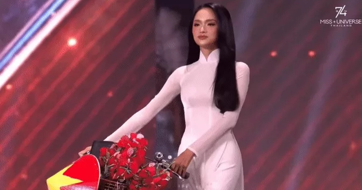 Hương Giang diện áo dài trắng dịu dàng thi Trình diễn trang phục dân tộc