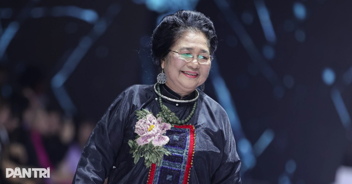 NSƯT Kim Xuyến 80 tuổi trình diễn thời trang, tự trang điểm và làm tóc