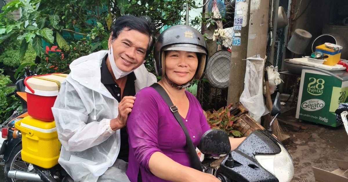 Nghệ sĩ Mai Trần 71 tuổi làm shipper, chạy 30km đến nơi thì bị "bom hàng"