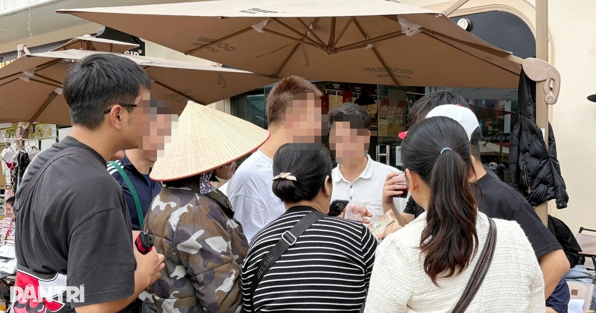 “Phe vé” show G-Dragon chèo kéo khách, hét giá chênh tiền triệu