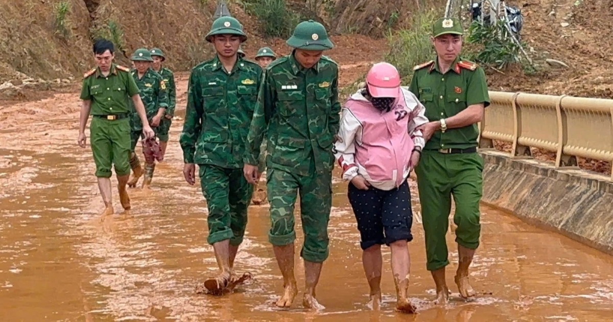 Vượt 40km đường rừng núi sạt lở đưa sản phụ và người ốm đi cấp cứu