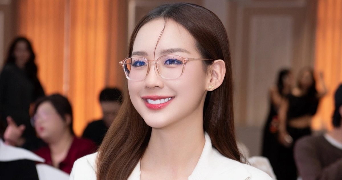 2 món phụ kiện không thể thiếu của hoa hậu 1,86m nói tiếng Anh "như gió"