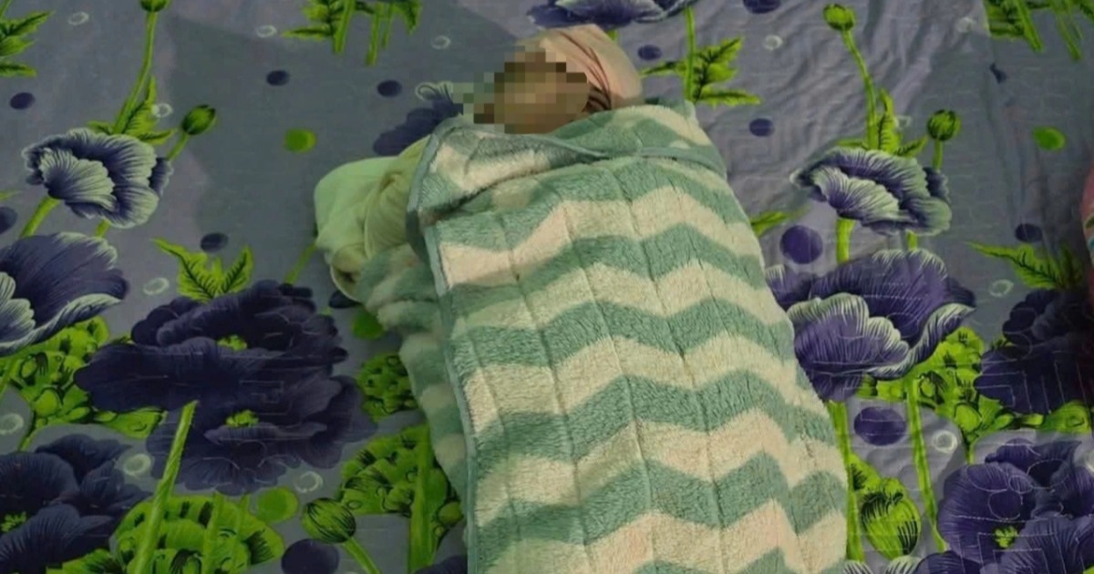 Bé gái bị bỏ rơi trước cổng nhà dân lúc rạng sáng